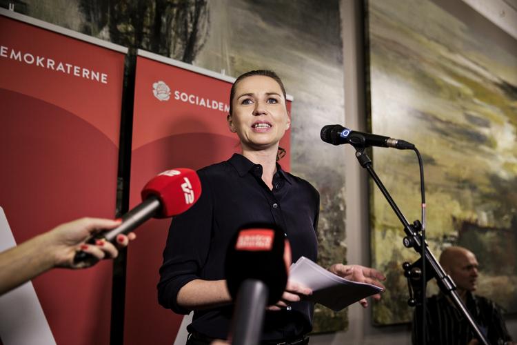 Realistisk? I søndags foreslog Socialdemokraternes gruppeformand, Henrik Sass Larsen,  at EU's ydre grænser skal lukkes, og at flygtninge skal blive i lejre i nærområderne og søge asyl derfra frem for at rejse til Danmark og søge asyl. 