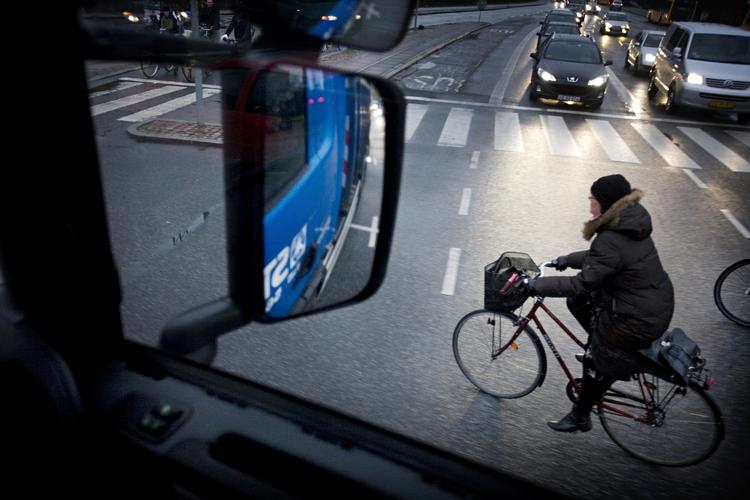 Blind. Begrænset udsyn med mange blinde vinkler er hvert år skyld i højresvingsulykker, hvor billister kører cyklister ned. Nu skal afmærkede ventearealer - såkaldte cykelbokse - øge sikkerheden for cyklister i en række kommuner landet over. I første omgang 13. 