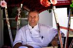 Ambitiøs. Er der noget, som gennemsyrer Michel Michaud, så er det hans ambitiøse tilgang til gastronomien. Og han er ikke bange for at lade en tallerken flyve gennem køkkenet for at understrege dette. 