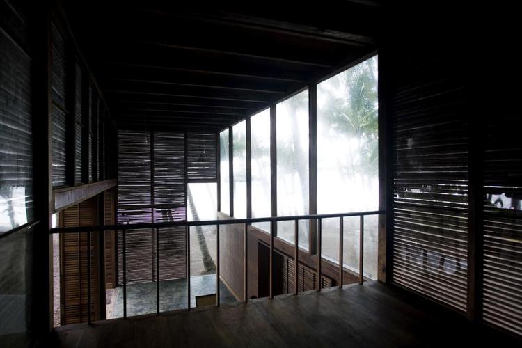 Håndgjort. Tegnestuen Studio Mumbai er kendetegnet ved, at den bygger modeller af sine byggerier, primært huse som Maison Palmyra øverst, endog helt op i størrelsesforholdet 1:1. Der arbejdes fortrinsvis med lokale materialer. Resultatet er rolige og oplevelsesrige rammer for liv. 