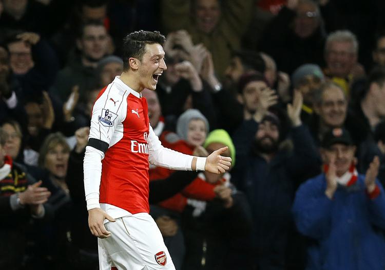 Rekordjagt. Mesut Özil er blot tre målgivene afleveringer fra at slå Premier League rekord. 