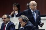 korruption. Sepp Blatter (th) og Michel Platini (midt) er blevet alvorligt ramt af dommen i Fifas i etiske komité. 