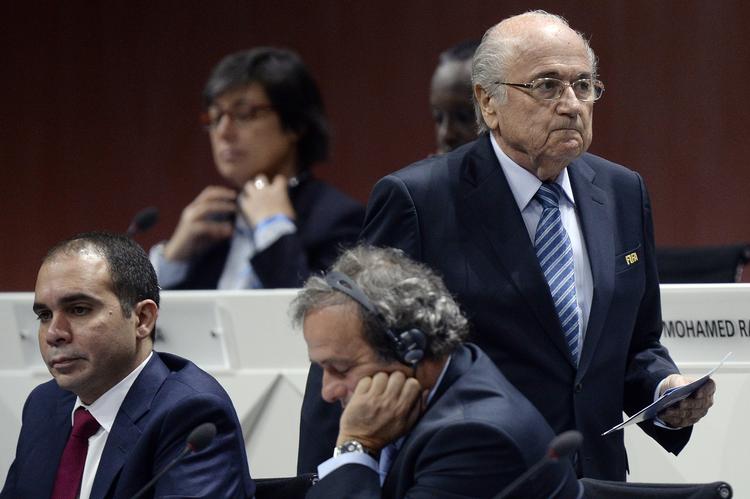 korruption. Sepp Blatter (th) og Michel Platini (midt) er blevet alvorligt ramt af dommen i Fifas i etiske komité. 