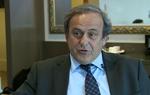 Ude. Selv om Uefa-boss Michel Platini er udelukket i otte år, får han fortsat løn af fodboldforbundet. 