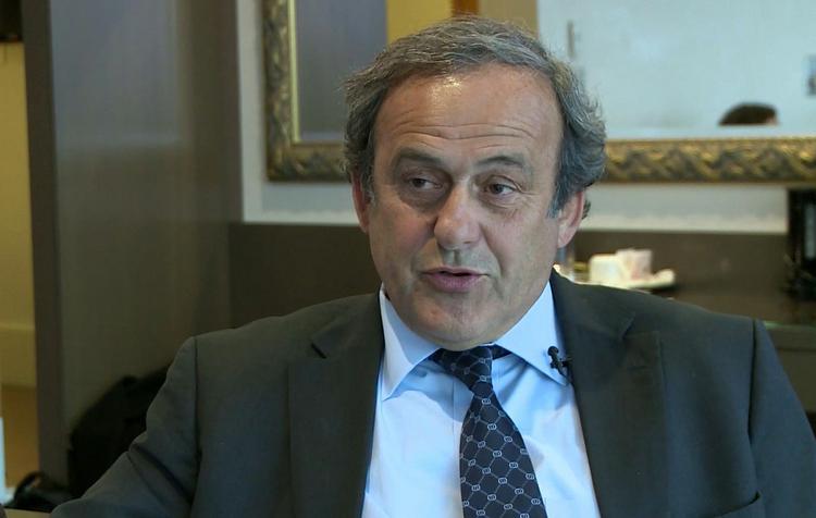 Ude. Selv om Uefa-boss Michel Platini er udelukket i otte år, får han fortsat løn af fodboldforbundet. 