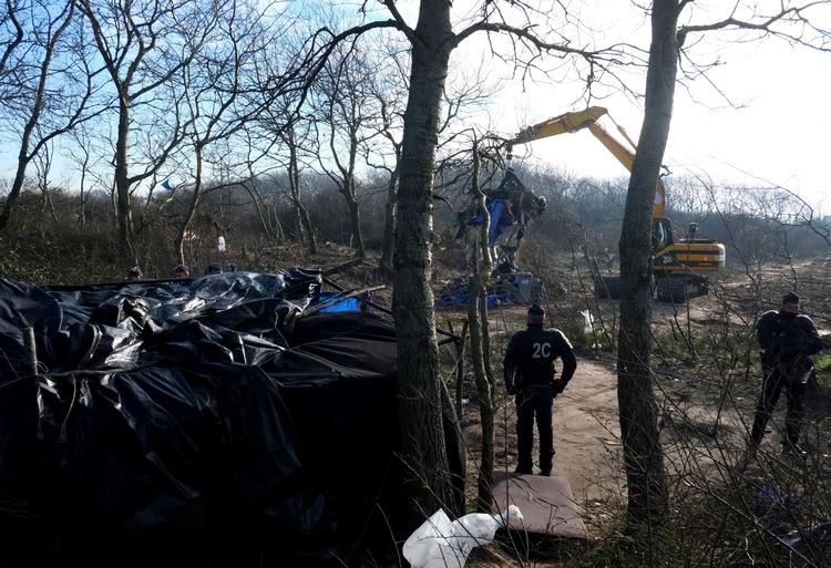 Rydning. Myndighederne i Calais har sat ind med bulldozere og gravkøer for at rydde en del af en ulovlige flygtningelejr. 