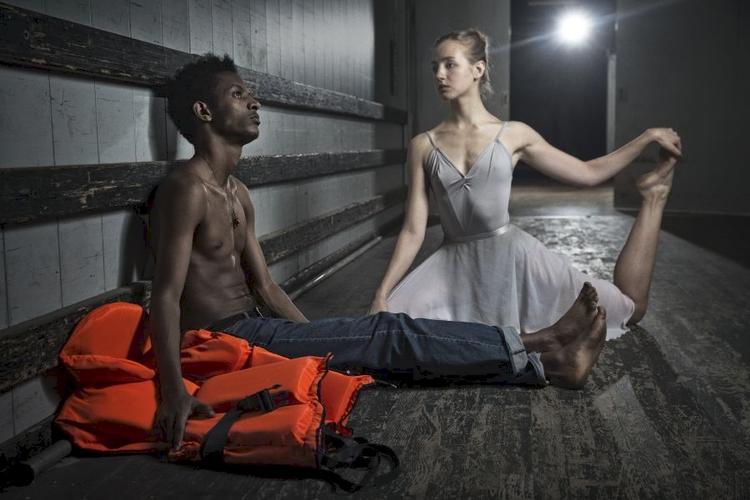 Møde. Balletdansere fra balletten på Det Kongelige Teater og flygtninge fra Syrien, Pakistan, Eritrea, Myanmar og Uganda mødes på scenen. 