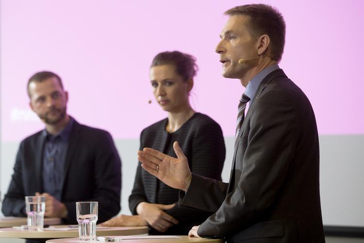 Alliance. Flygtningelandsbyer skal lette presset på kommunerne, der har svært ved at finde boliger nok til flygtninge. Det mener et flertal bestående af S, DF og K, som har pålagt regeringen at undersøge muligheden inden 1. marts. 