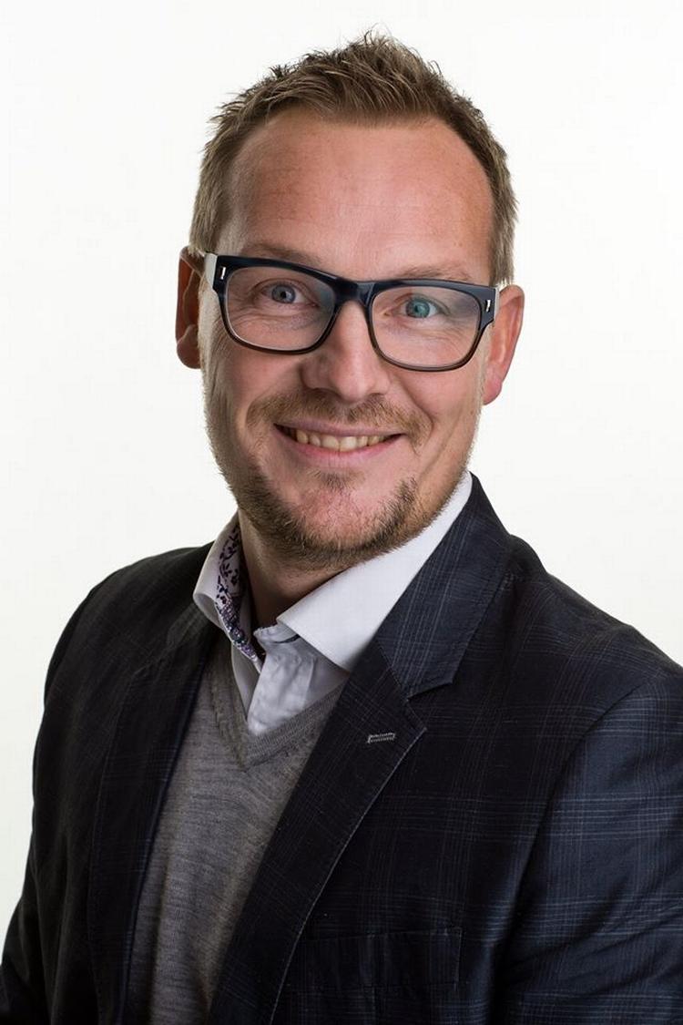 farvel! »En lang familietradition er brudt; som fjerde generations socialdemokrat og medlem af kommunalbestyrelsen i Faaborg-Midtfyn Kommune melder jeg mig ud af partiet«, skriver Mads HOldgaard på sin Facebook-profil. 
