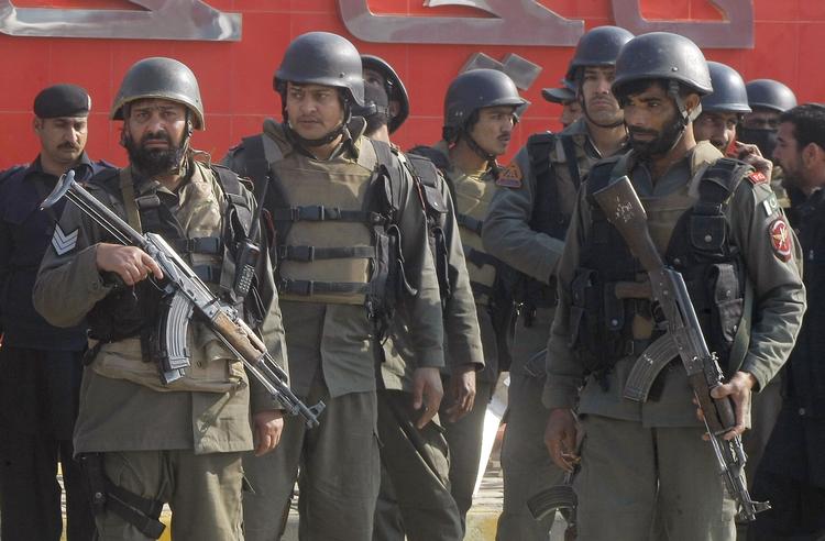 Angreb. Pakistansk militær og politi er massivt til stede i Charsadda, hvor et indtil videre ukendt antal gerningsmænd har stormet det lokale universitet. 