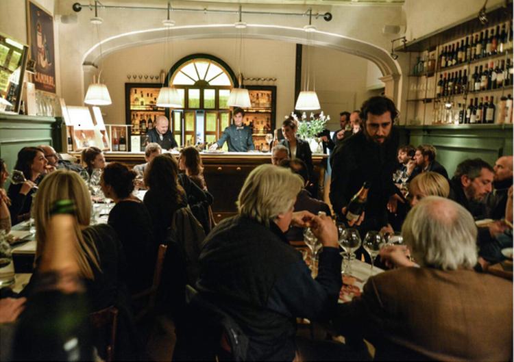 Kunstnerværtshus. Der er altid godt besøgt i den stemningsfulde Cantina Ripagrande, der har plads til både filmfolk og veganere. 