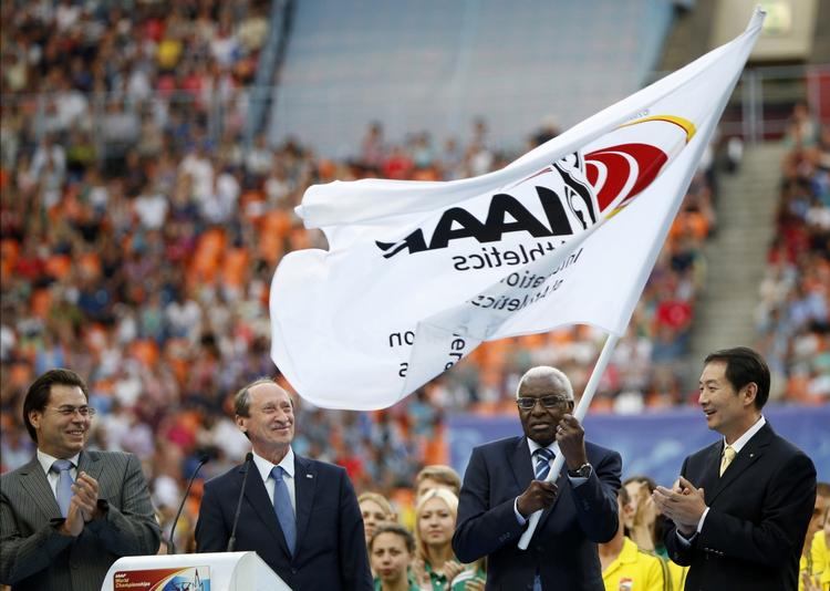 FUSKERE. I 2013 under VM i Moskva var nr. to fra venstre, præsident fra det russiske atletikforbund, Valentin Balakhnitjev, og med fanen IAAF-præsident,  Lamine Diack, stadig to af atletikkens store profiler, da man symbolsk overgav det næste værtskab til en repræsentant for Beijing 2015. Nu slås både russeren og senegaleseren med et grimt eftermæle. 