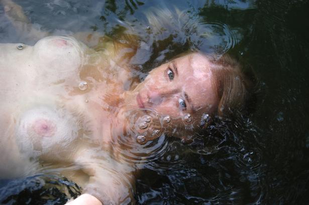 NSFW: Mathilde Grafström står bag udstillingen 'Female Beauty With An Edge', som politiet tidligere har kaldt »blufærdighedskrænkende«. Se et udvalg af billederne her. 