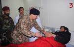 såret. Pakistans hærchef, Raheel Sharif, besøger en af de sårede efter Talebans angreb på et lokalt universitet. 