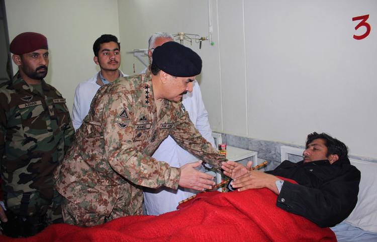 såret. Pakistans hærchef, Raheel Sharif, besøger en af de sårede efter Talebans angreb på et lokalt universitet. 