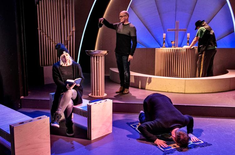 Digogmig. 00'erne var årtiet, hvor vi drømte om den eneste ene, det perfekte parforhold velsignet i en dyr bryllupsfest i ren hollywood-iscensættelse. Aveny-T har bygget en hel kirke til ære for sin nye musical. 