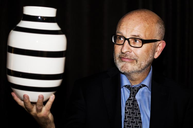 Hype. I 2014 skabte Frantz Longhi og Kähler stor polemik, da deres guldstribede jubileumsvases begrænsede oplag gav en horde af forbrugere et hysterianfald af de større. Og i 2015 stod de igen bag en af årets største forbrugerhypes, da en lignende vase - denne gang med sølvstriber og i ubegrænset oplag - blev så eftertragtet, at produktionen havde svært ved at følge med. 