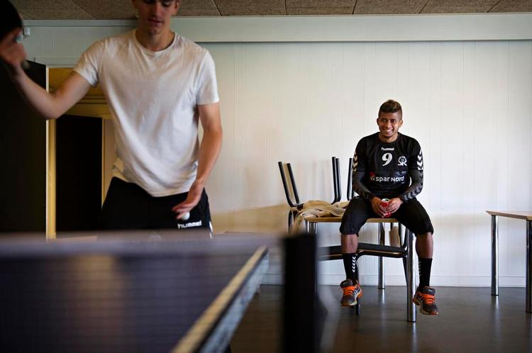 SELVMÅL? »Danmark var nok detforkerte land at begynde min fodboldkarriere i. For jeg kan ikke se mig selv drikke og feste på samme måde, hvis jeg var taget til Spanien eller Italien«, siger Thiago Borges. 