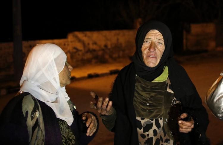 HJÆLP. Lokale kvinder venter på at få tildelt mad fra en nødhjælpskonvoj i den syriske by Madaya. Byen er under belejring, og befolkningen risikerer at sulte ihjel, og det har nu også fået FN's Højkommissariat for Menneskerettigheder til at råbe vagt i gevær. 