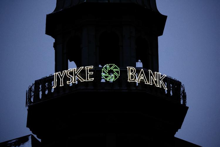 Indslusning. Bankerne har i mere end ti år brugt indslusningsløn, og antallet af ikkevestlige er fordoblet. 