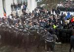 Parlament. Demonstranter stormer Moldovas parlament. 
