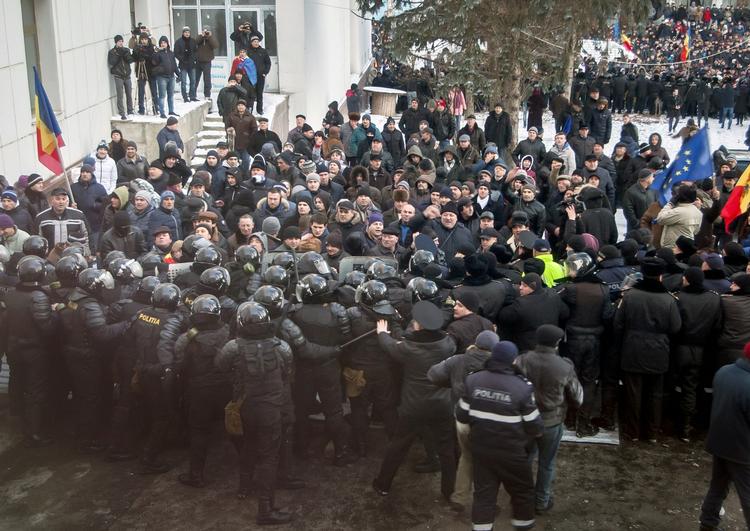 Parlament. Demonstranter stormer Moldovas parlament. 
