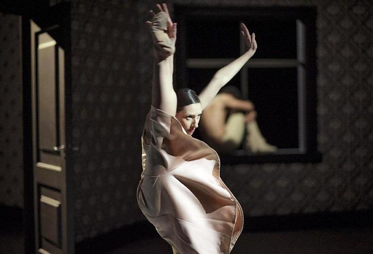 VERDENSKLASSE. Nederlands Dans Theater har dansere i verdensklasse. Her er det Parvaneh Scharafali i 'Shoot the Moon'. 