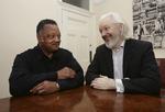 Assange. WikiLeaks-stifteren, Julian Assange, kan se frem mod en afhøring om få dage. Her ses han i Ecuador, hvor han er i eksil, sammen med den amerikanske præst, Jesse Jackson. 