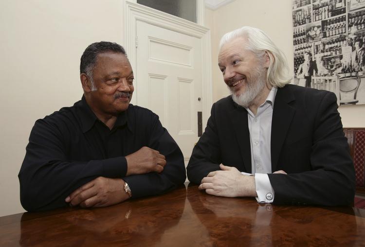 Assange. WikiLeaks-stifteren, Julian Assange, kan se frem mod en afhøring om få dage. Her ses han i Ecuador, hvor han er i eksil, sammen med den amerikanske præst, Jesse Jackson. 