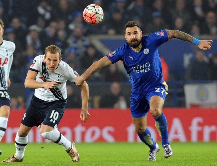 Returkamp. I aftenens returkamp i FA Cuppen mellem de to ligarivaler var Tottenham de mest effektive. De sendte Schmeichel og co. ud med et 0-2 nederlag. 
