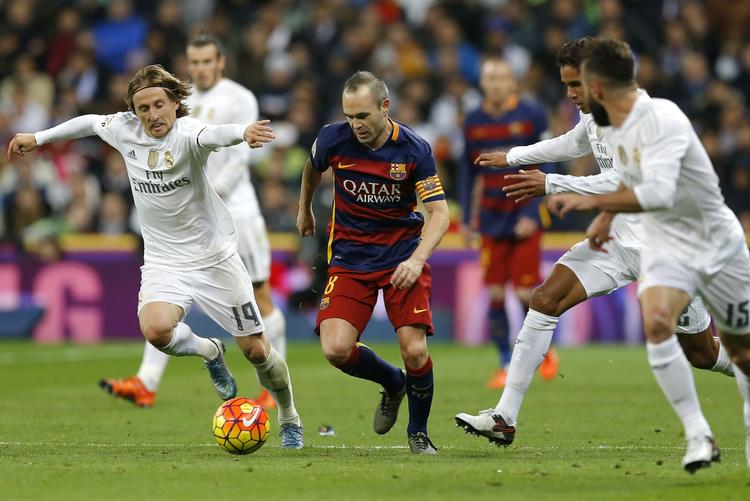 Styrkeforhold. Barcelona og anfører Andres Iniesta (i midten) var bedst på banen i november, da Real Madrid blev udspillet. 4-0 sluttede det. 