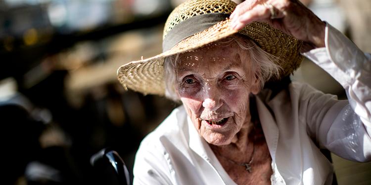 prognoser. I Danmark er middellevetiden for kvinder 82,7 år, mens mændene kun holder 78,5 år i gennemsnit. 