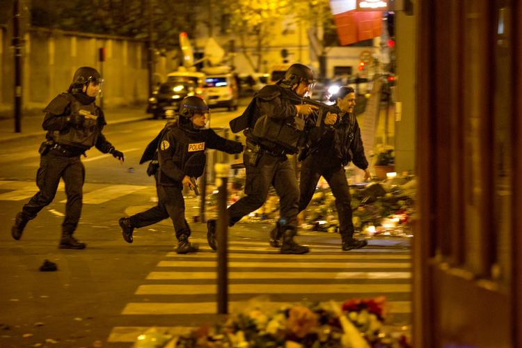 Terror. Ovenpå angrebene i Paris overvejer franske politikere at ændre de franske terrorbekæmpelses love. 