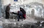 På egen hånd. Læger har ikke adgang til flere kurdiske byer i Tyrkiet, som er spærret af og ramt af udgangs forbud, mens det tyrkiske militær og kurdere fra PKK-militsen fører krig. Her må indbyggerne selv tage sig af de syge. Foto: Cagdas Erdogan/AP 