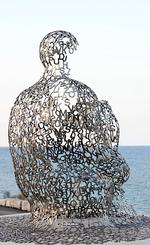 Skulptur. Værket er blevet ændret og står nu igen på sin plads. 