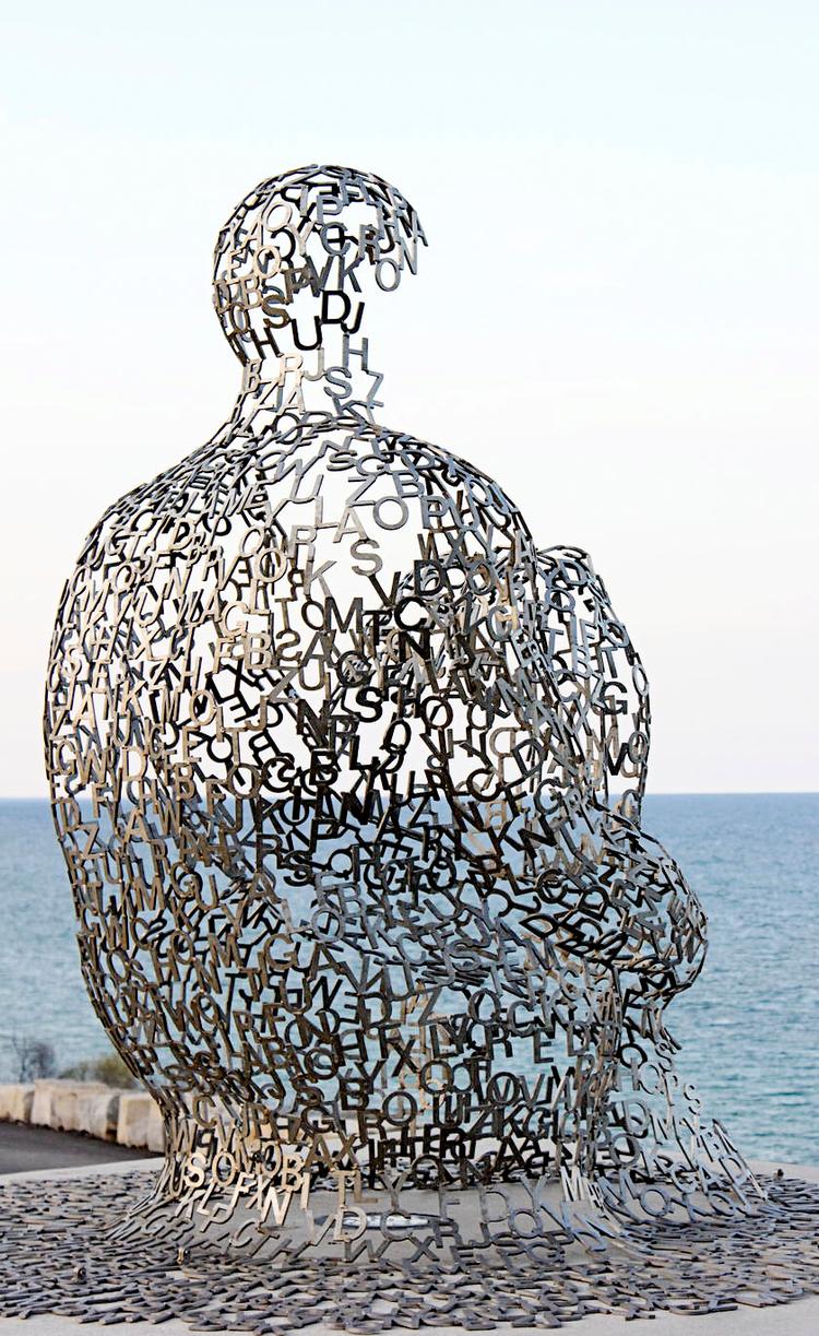 Skulptur. Værket er blevet ændret og står nu igen på sin plads. 