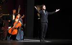 Spradebasse. Endnu en gang er scenelyset rettet mod den latinamerikanske mesterdirigent Rodrigo De Souza, der spilles med komisk elegance af Gael Garcia Bernal. 