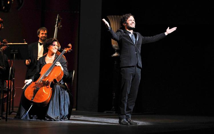 Spradebasse. Endnu en gang er scenelyset rettet mod den latinamerikanske mesterdirigent Rodrigo De Souza, der spilles med komisk elegance af Gael Garcia Bernal. 