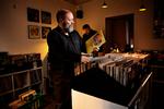 Fristelser. Forsanger Bjørn Fjæstad elsker at købe vinylplader og har en yndlingspladebutik, nemlig 'Flash Records' på Amager. 