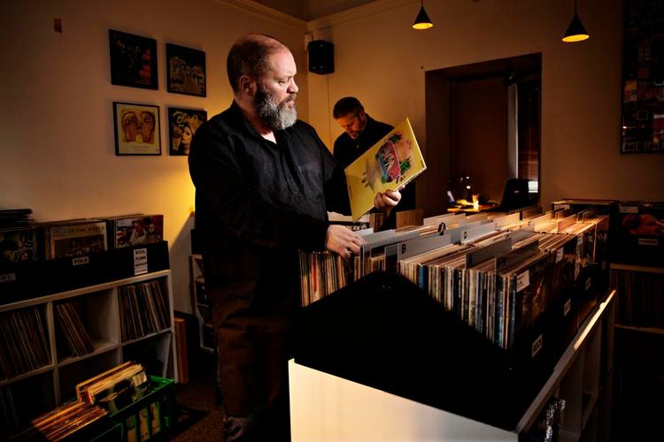 Fristelser. Forsanger Bjørn Fjæstad elsker at købe vinylplader og har en yndlingspladebutik, nemlig 'Flash Records' på Amager. 