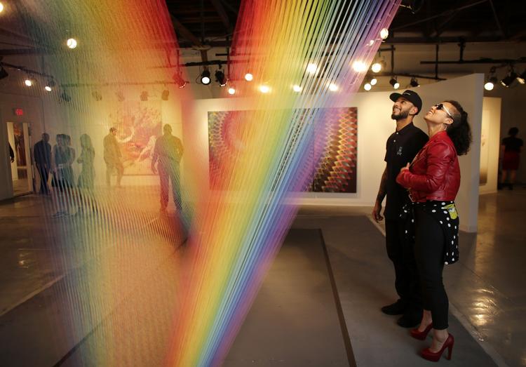 Dille. Det er moderne at købe nutidskunst blandt berømtheder og rigmænd. Her ses sangeren Alicia Keys og hendes mand, produceren  Swizz Beatz, på sidstnævntes udstilling med kunstneren Gabriel Dawe, der faldt under den store kunstmesse i Miami. 