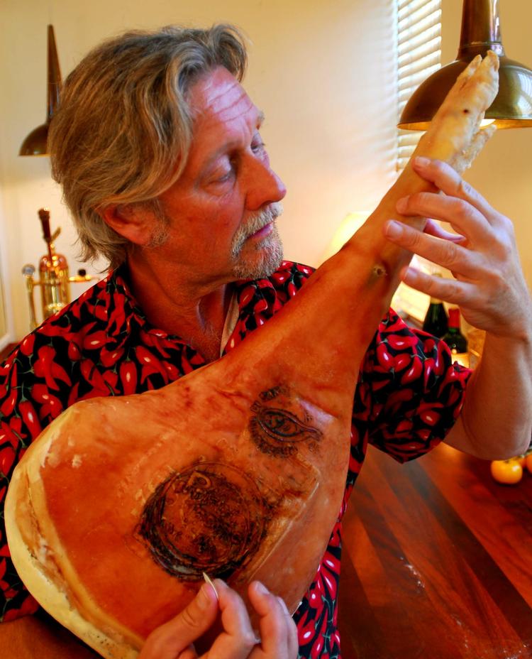 DK4. Mik Schack er et af de mere kendte ansigter på DK4. Inden han begyndte med programmet 'Mik Schacks Public Service' på DK4, var han i en årrække tilknyttet DR. 