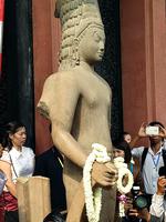 Harihara. Statuen af guddommen symboliserer foreningen af de to vigtigste hinduistiske guder, Vishnu og Shiva. Foto: Sopheng Cheang/AP 
