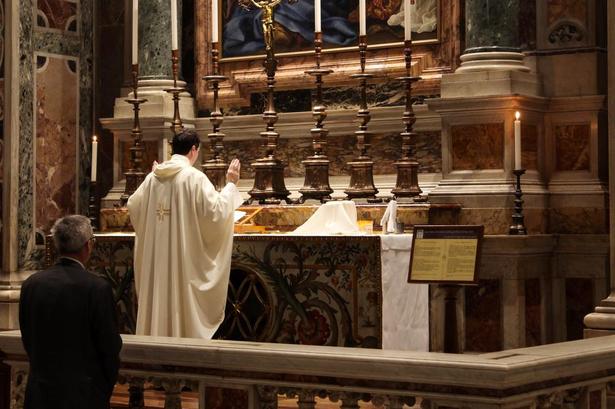 Morgenbøn. Flere steder i Peterskirken afholdes morgenmesse med blot en enkelt deltager. 