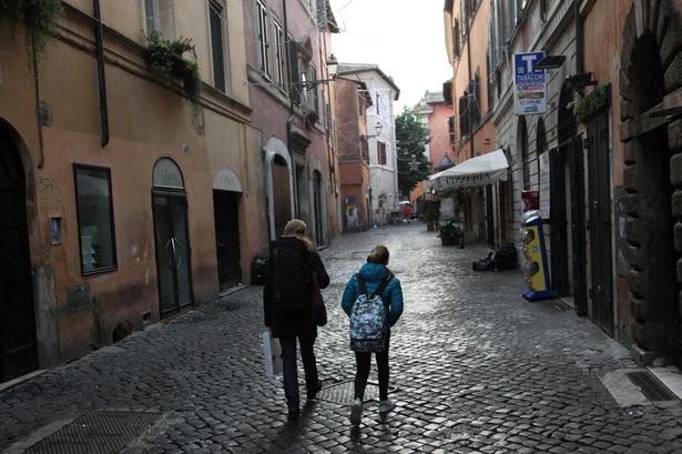 Stille. I Via della Scala er mange butikker stadig lukkede, og man oplever hurtigt en sær stilhed, som aldrig opleves om dagen. Man kan høre sine egne fodtrin på brostenene.  Ud fra en tung trædør kommer en mor og hendes datter, som tydeligvis skal følges i skole.  Ned ad gaden er fodtrin og samtalen mellem mor og datter det eneste, man hører. 