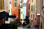 KULØRT. Mange turister har mere travlt med at besøge nabobyerne Nice og Monaco. Der hviler derfor en ro over de smalle gader bag havnen, hvor Middelhavets blå nuancer toner frem mellem gamle, pastelfarvede mure. 