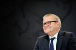 ansættelse. Nationalbankens topchef, Lars Rohdes, nabo er blevet ansat til en millionhyre, uden at stillingen er blevet slået op. 