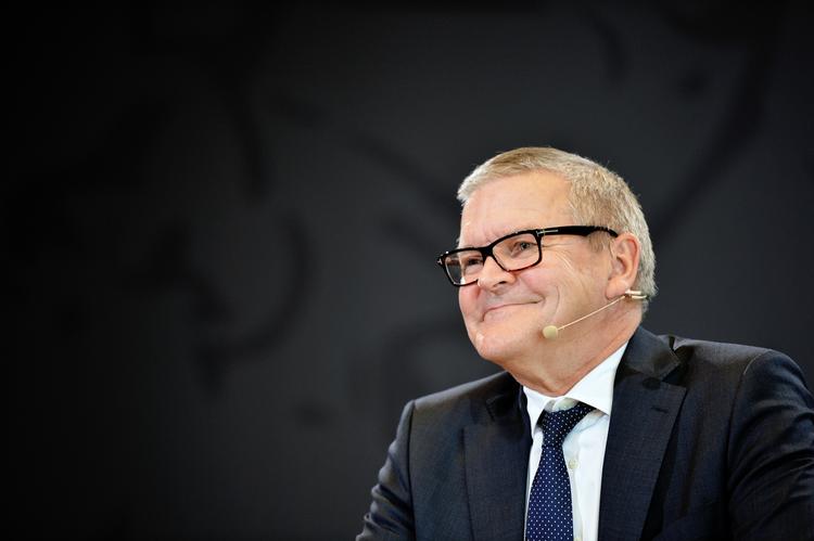 ansættelse. Nationalbankens topchef, Lars Rohdes, nabo er blevet ansat til en millionhyre, uden at stillingen er blevet slået op. 