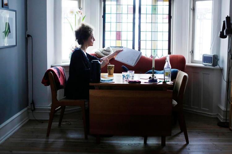 Hjerneastronaut. Ursula Andkjær Olsen har villet være så forskellige ting som astronaut, hjerneforsker og musiker. Og det kan man godt se i hendes digte, hvor 'Udgående fartøj' kan ses som en art rumkapsel. 