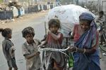 Fattigdom. Over alt i verden lever born og deres forældre I fattigdom. Blandt andet her I Hyderabad i Indien, der som mere end 641 millioner mennesker i regionen har mindre end en dollar at leve for om dagen. 